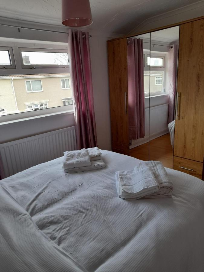 Quiet 3 Bed Close To The A1 뉴턴에이클리프 외부 사진